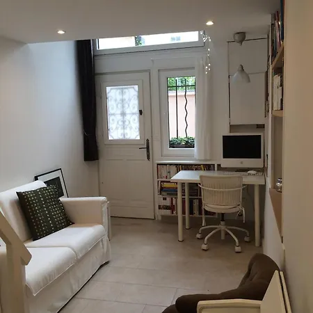 Lovely Little Duplex House アパート *